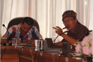 Okki< koordinator Gempur saat audiensi dengan anggota DPRD Kuningan menyuarakan aspirasi masyarakat lereng Ciremai.